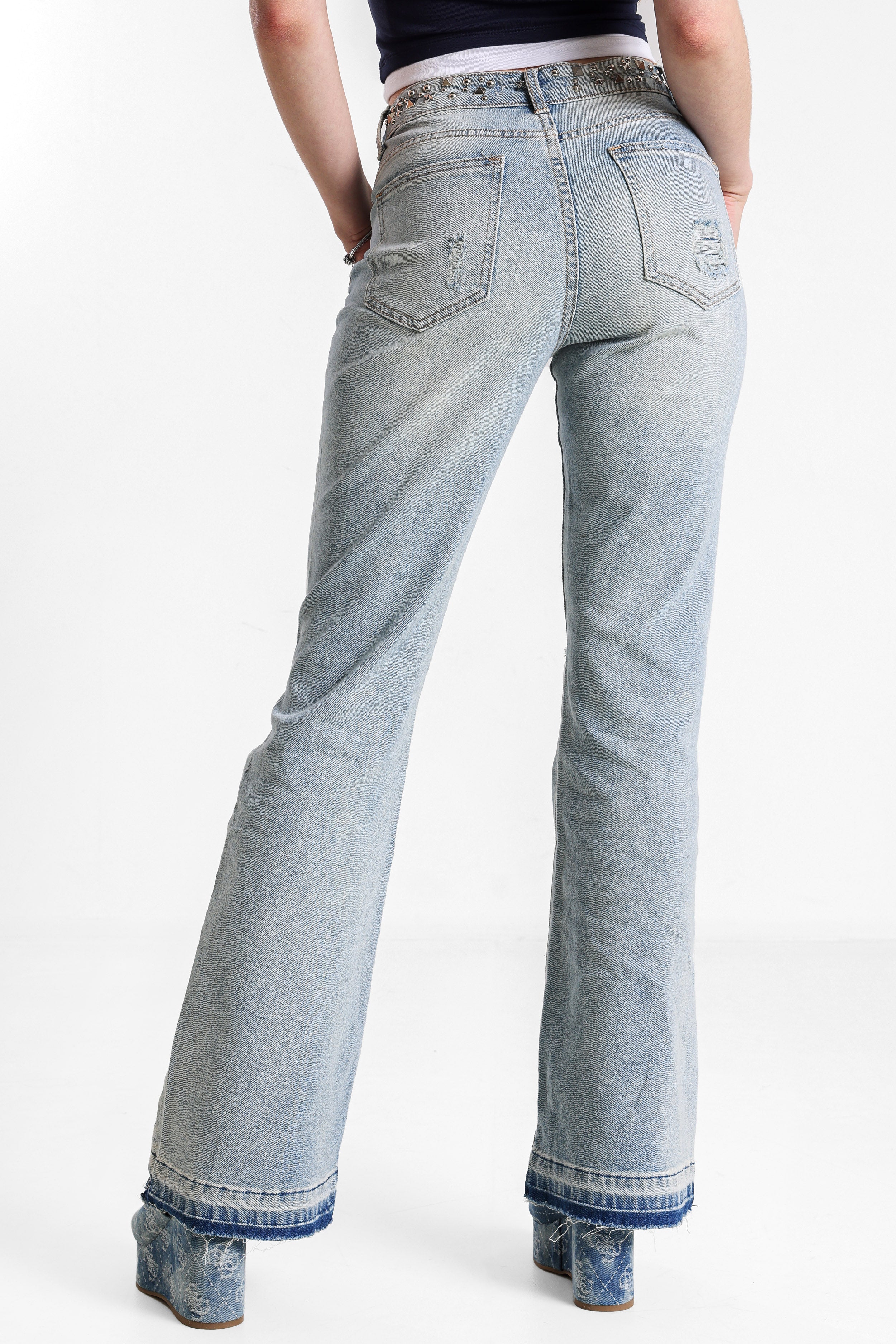 Flare Jeans mit Nieten - Light Blue Washed