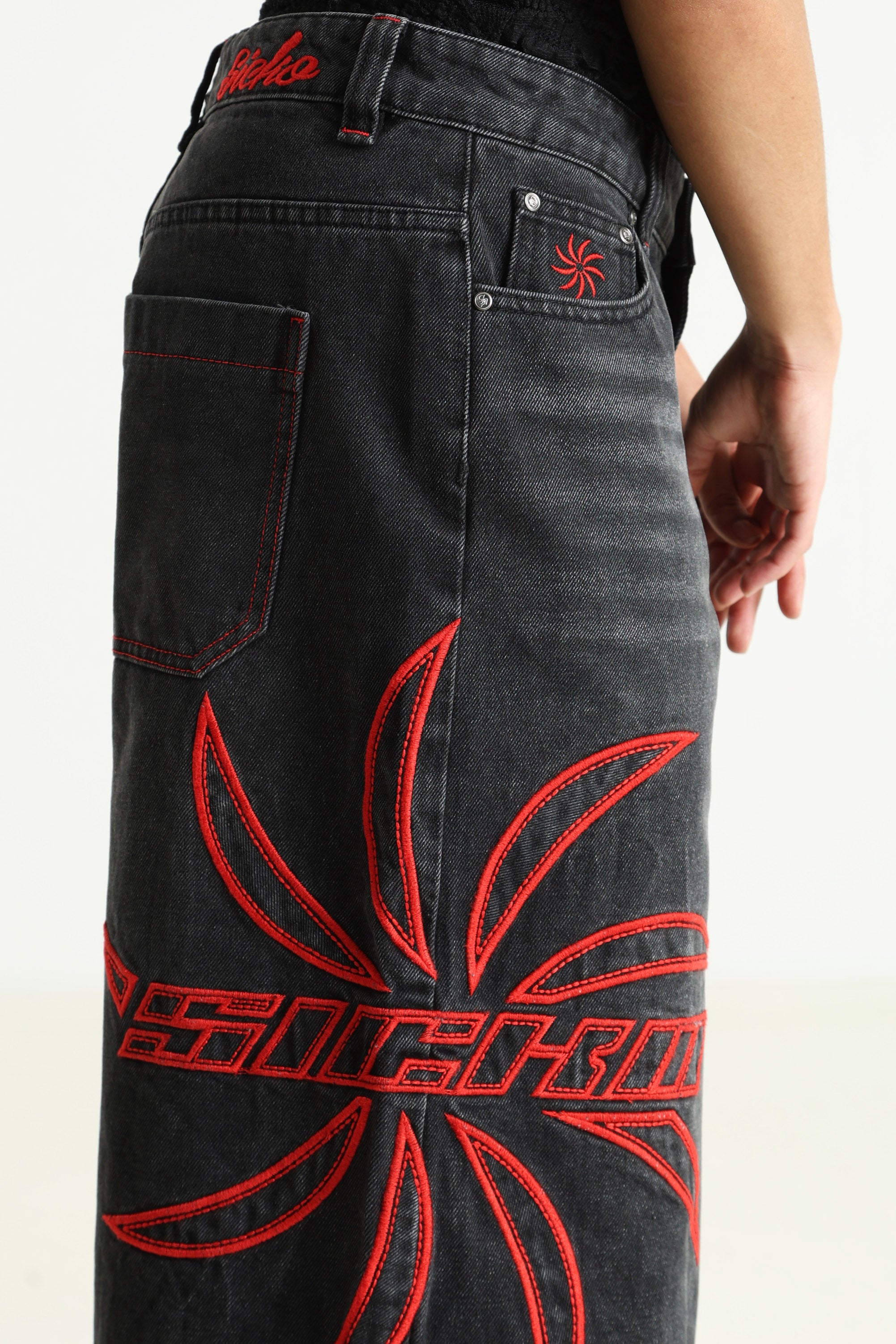 Jeansshorts - Schwarz + Rot