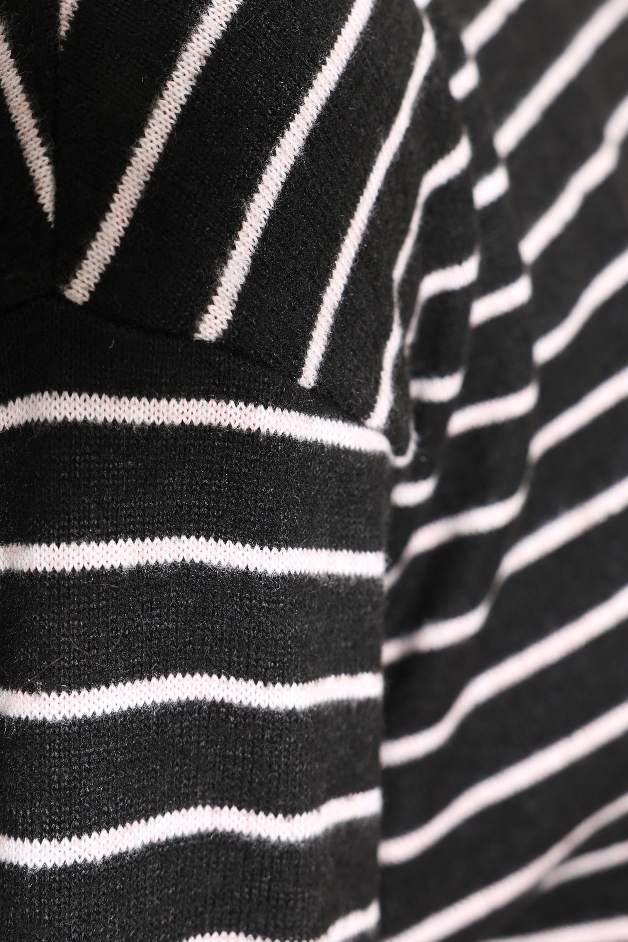 Off Shoulder Strickpullover - Schwarz + Rosa