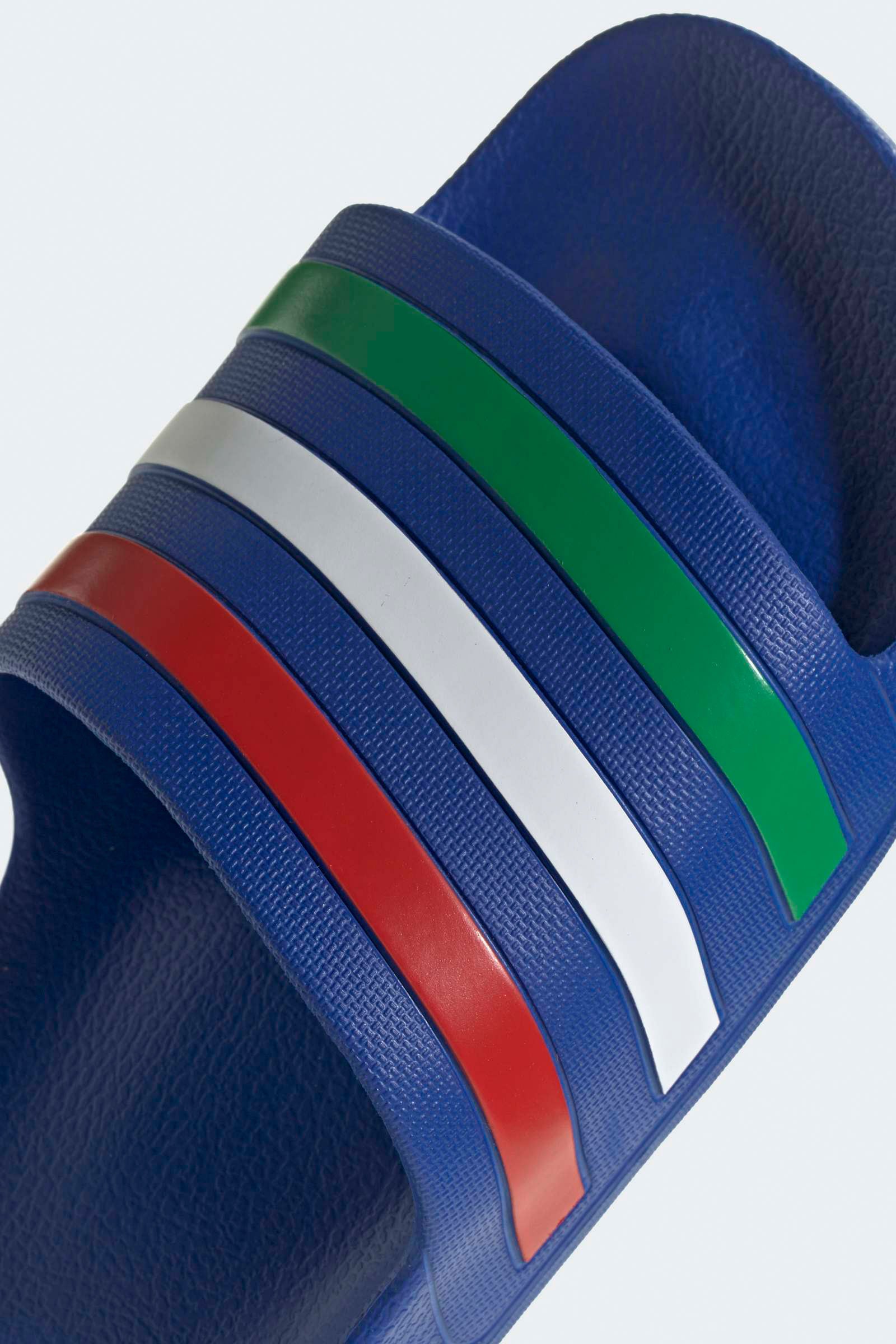 Adilette Aqua Pantoletten - Bold Blue + Green + Footwear White