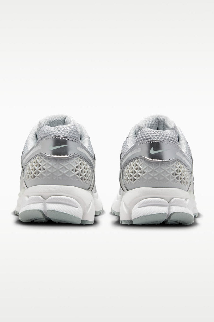 Zoom Vomero 5 Sneaker - Grey Fog + Off White