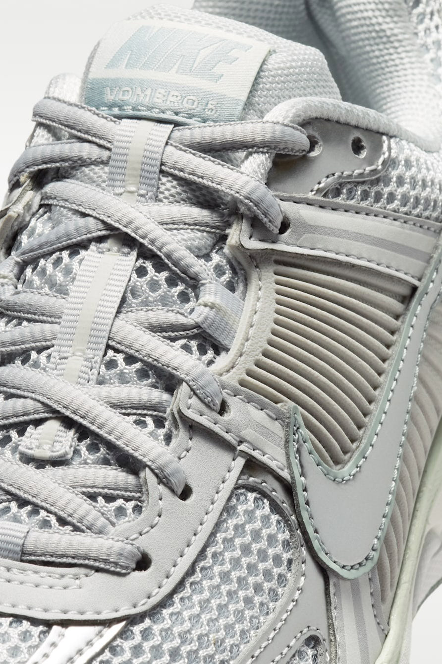 Zoom Vomero 5 Sneaker - Grey Fog + Off White
