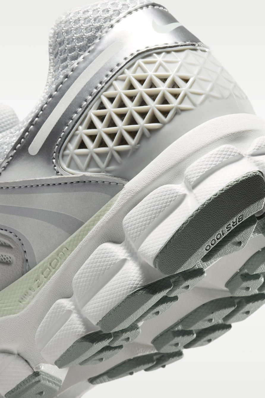 Zoom Vomero 5 Sneaker - Grey Fog + Off White
