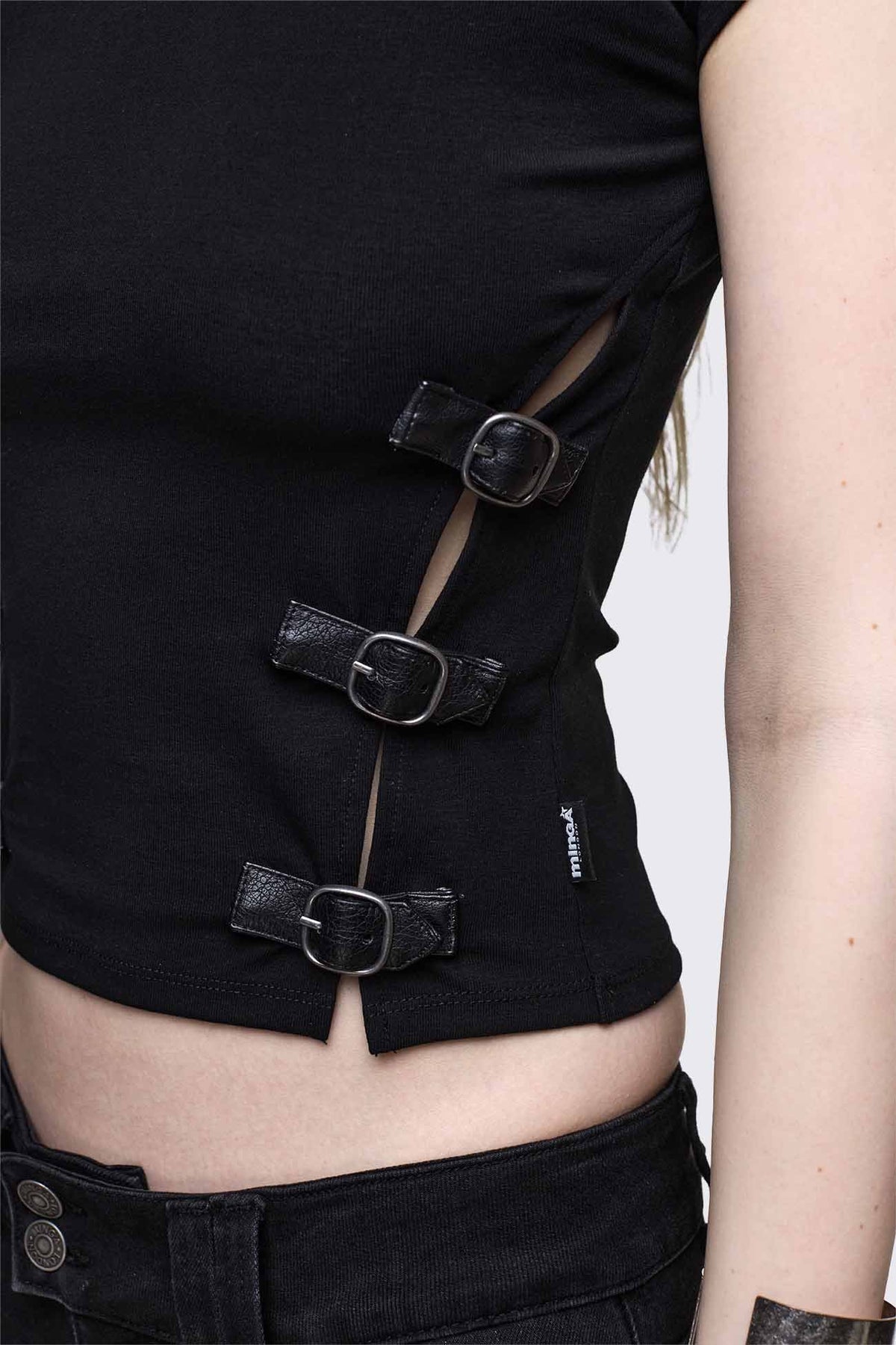 Oblivion Buckle Cut Out cropped t-shirt - Black