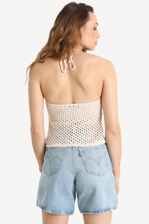 Crop top all'uncinetto con collo alto - beige