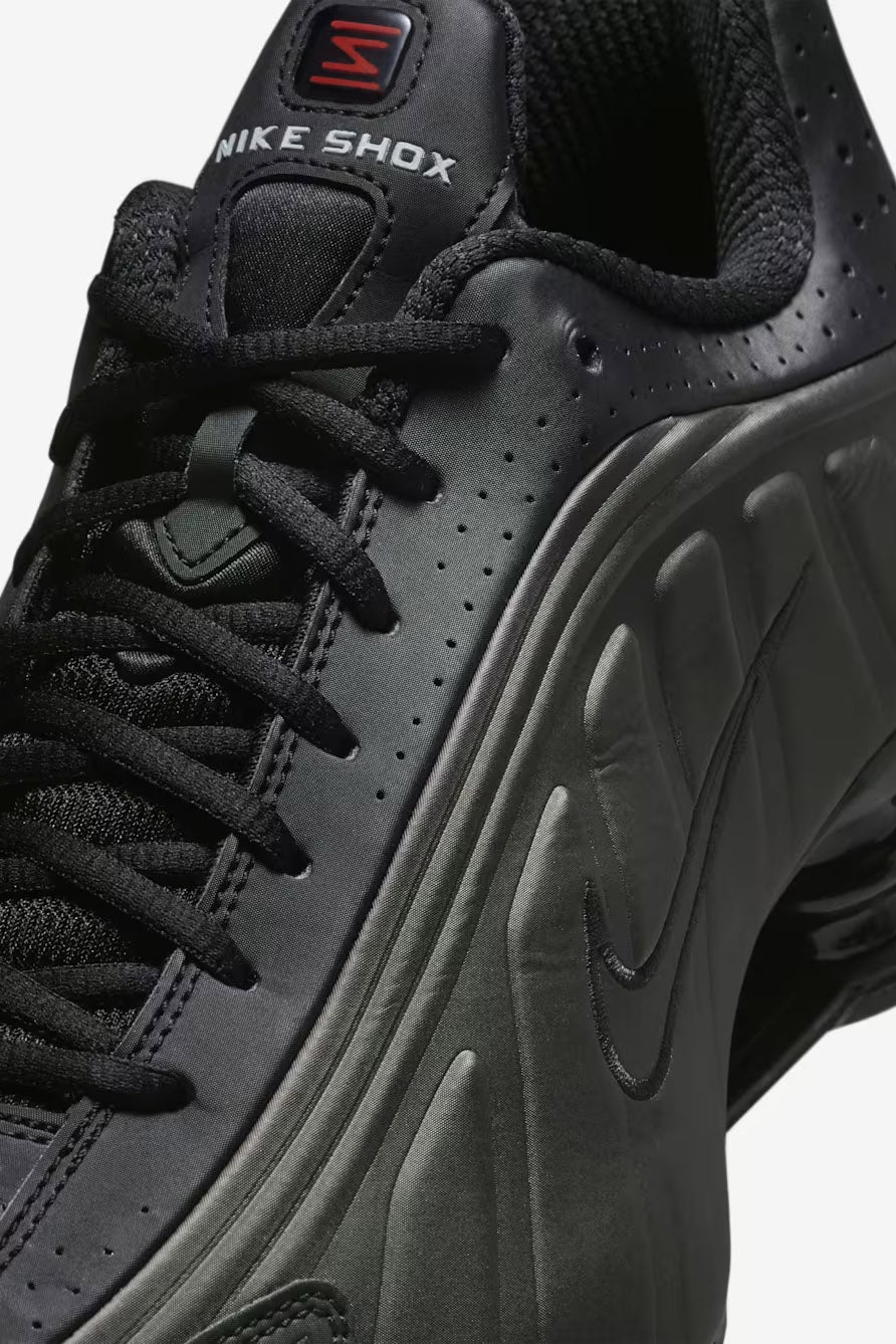 Nike - Shox R4 Sneaker - Black
