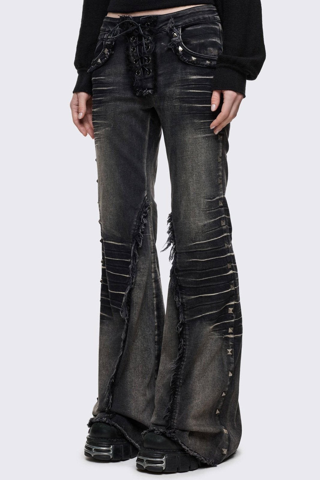 Dahlia Flare Jeans mit Nieten - Black Washed