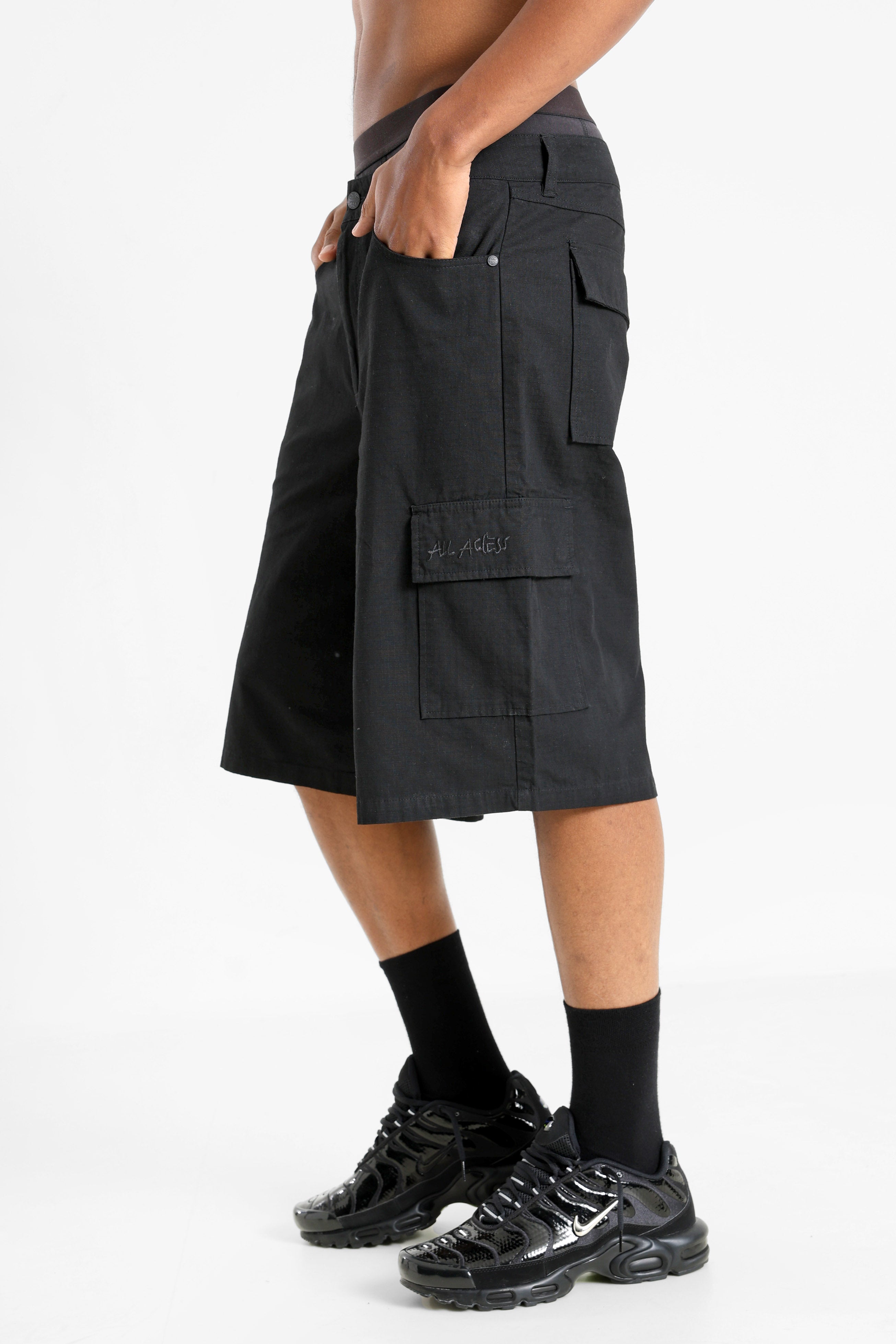 Cargo Bermuda shorts in fabric - Black