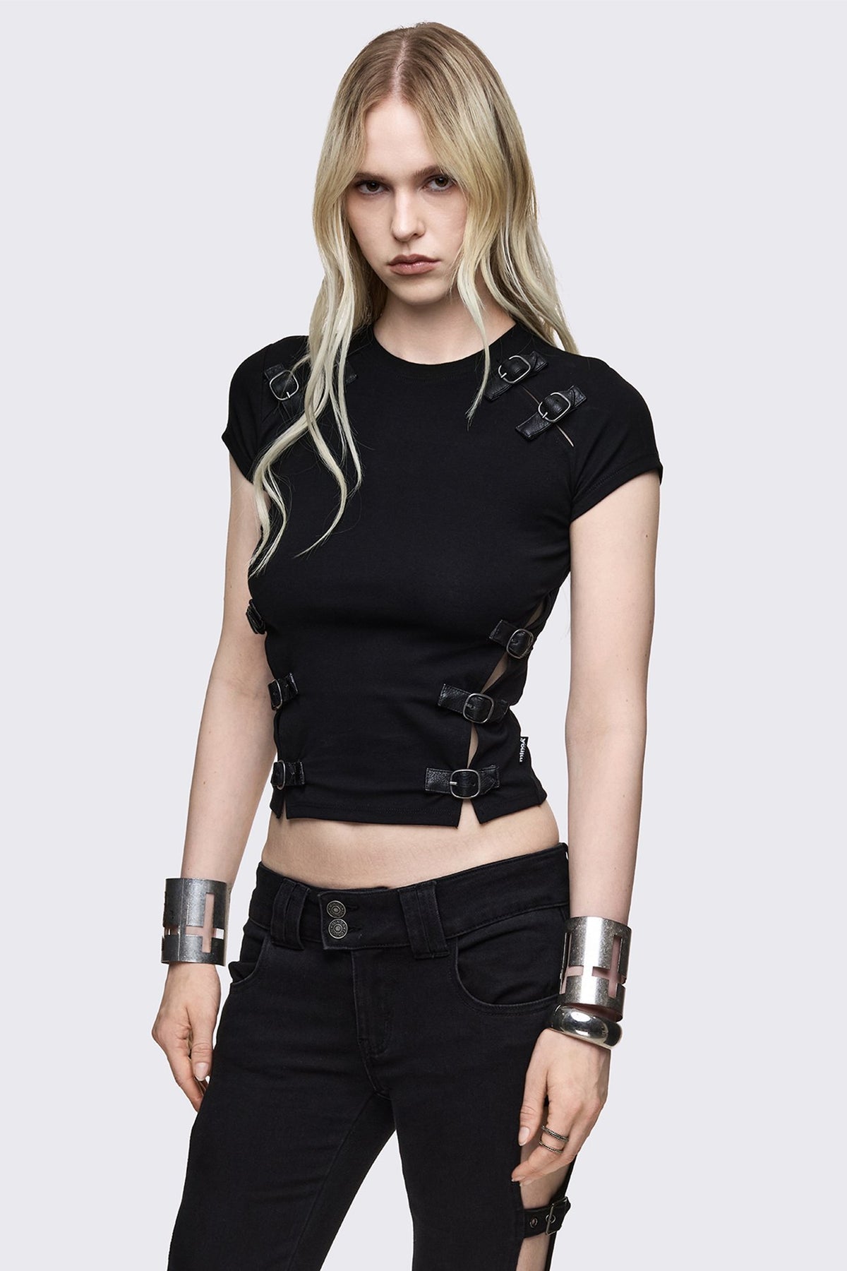 Oblivion Buckle Cut Out cropped t-shirt - Black