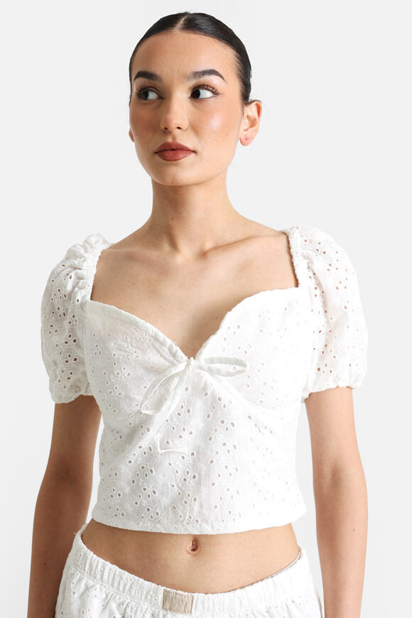 T-shirt off-shoulder con motivo traforato - Offwhite