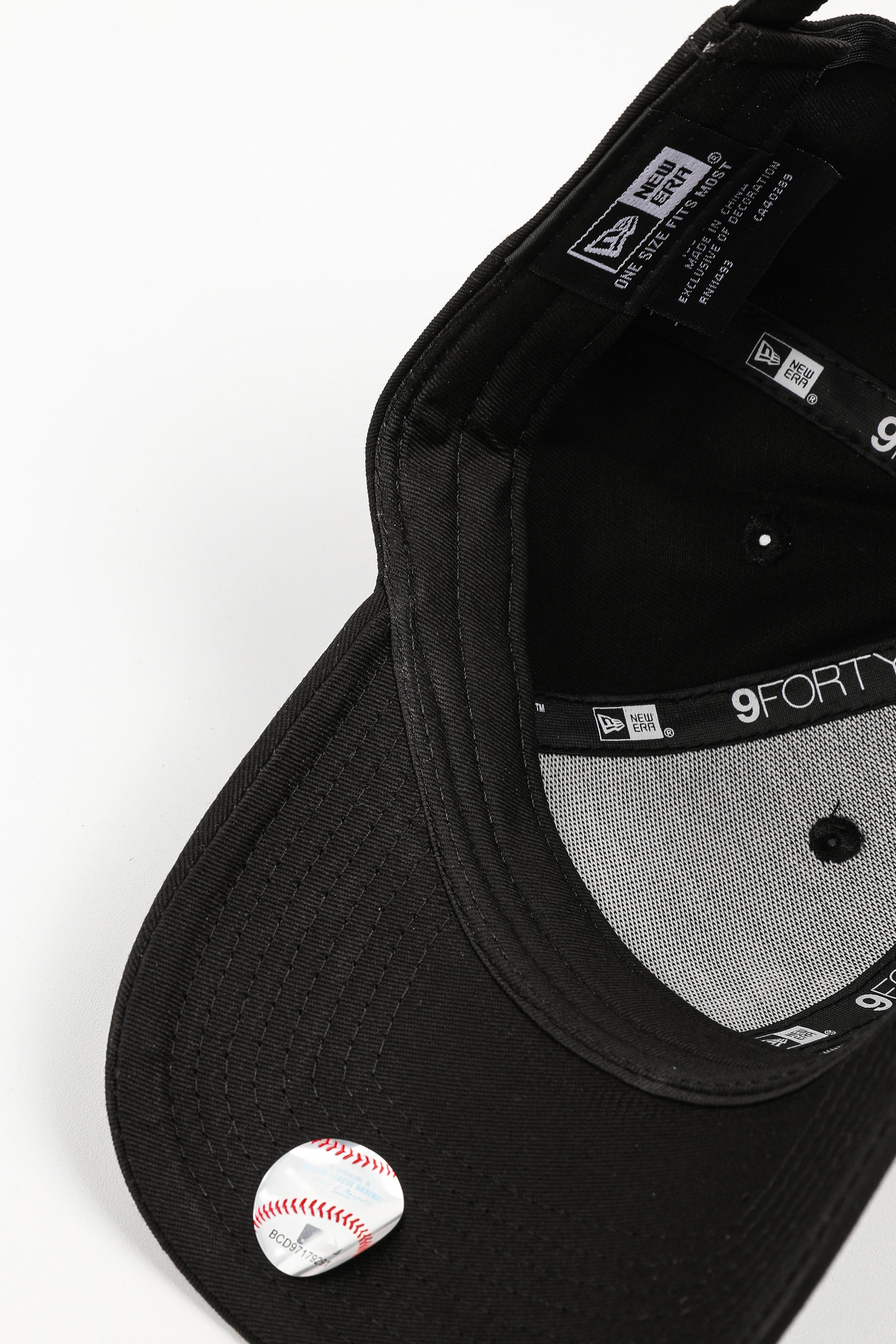 9Forty Cap / Strapback - Schwarz + Weiss