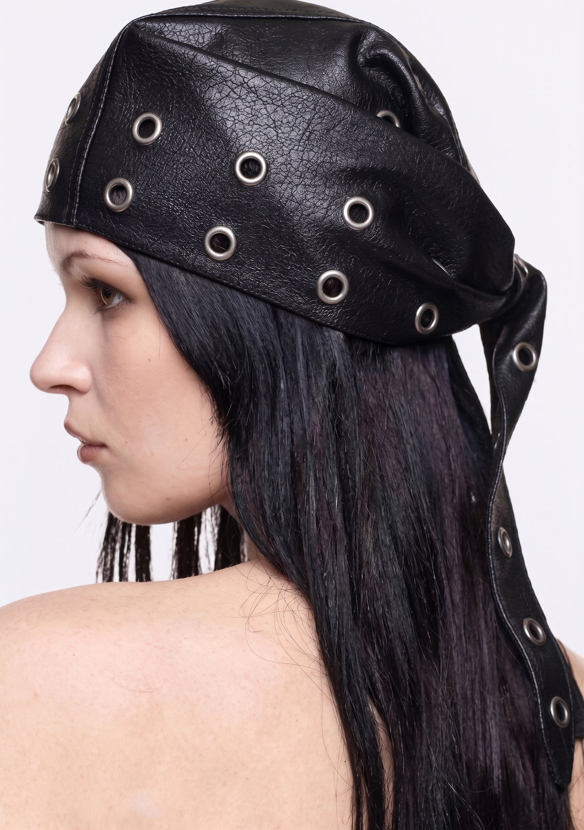 Eyelet foulard en similicuir avec rivets - Black