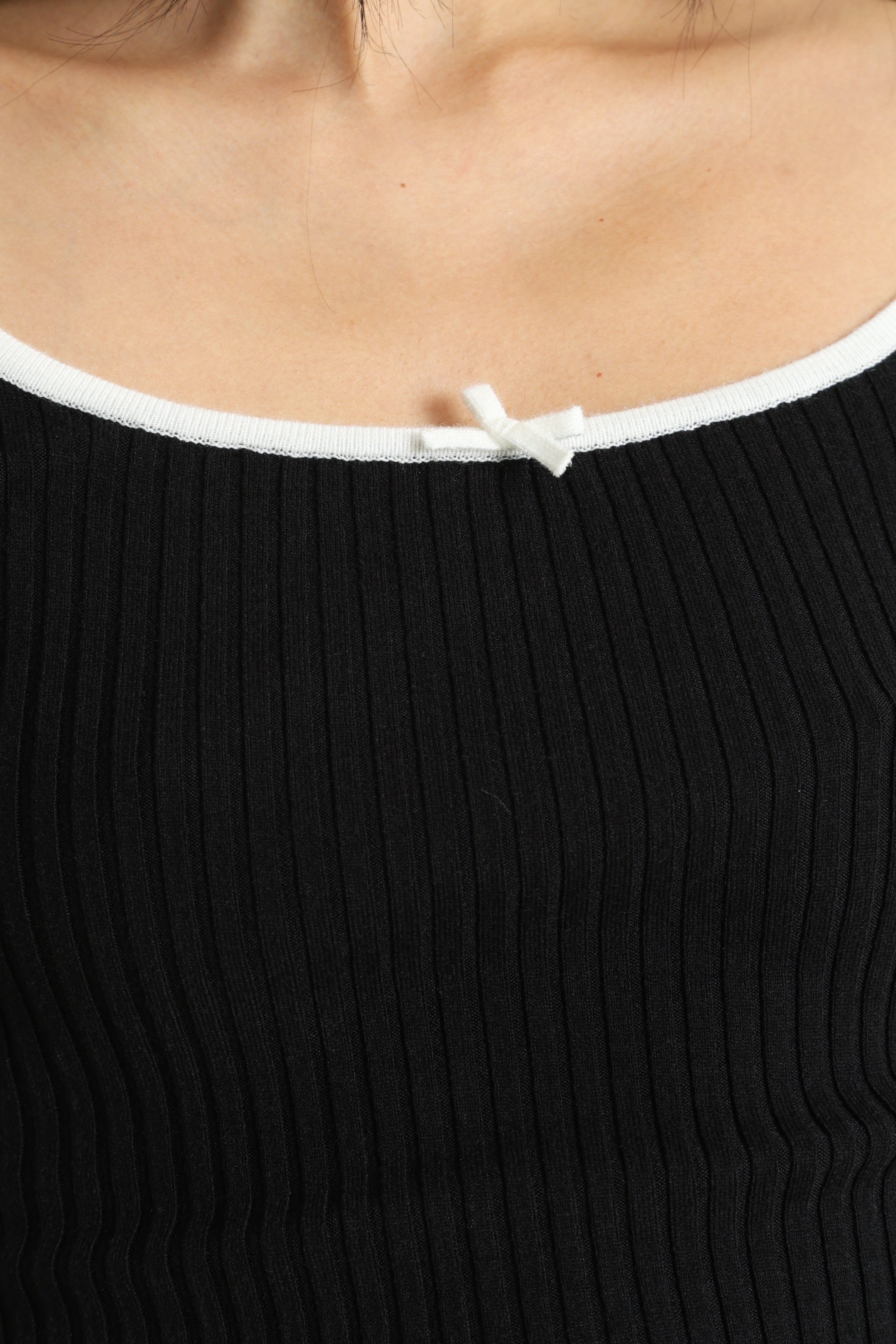 Pull court en tricot fin côtelé - Noir + Ecru