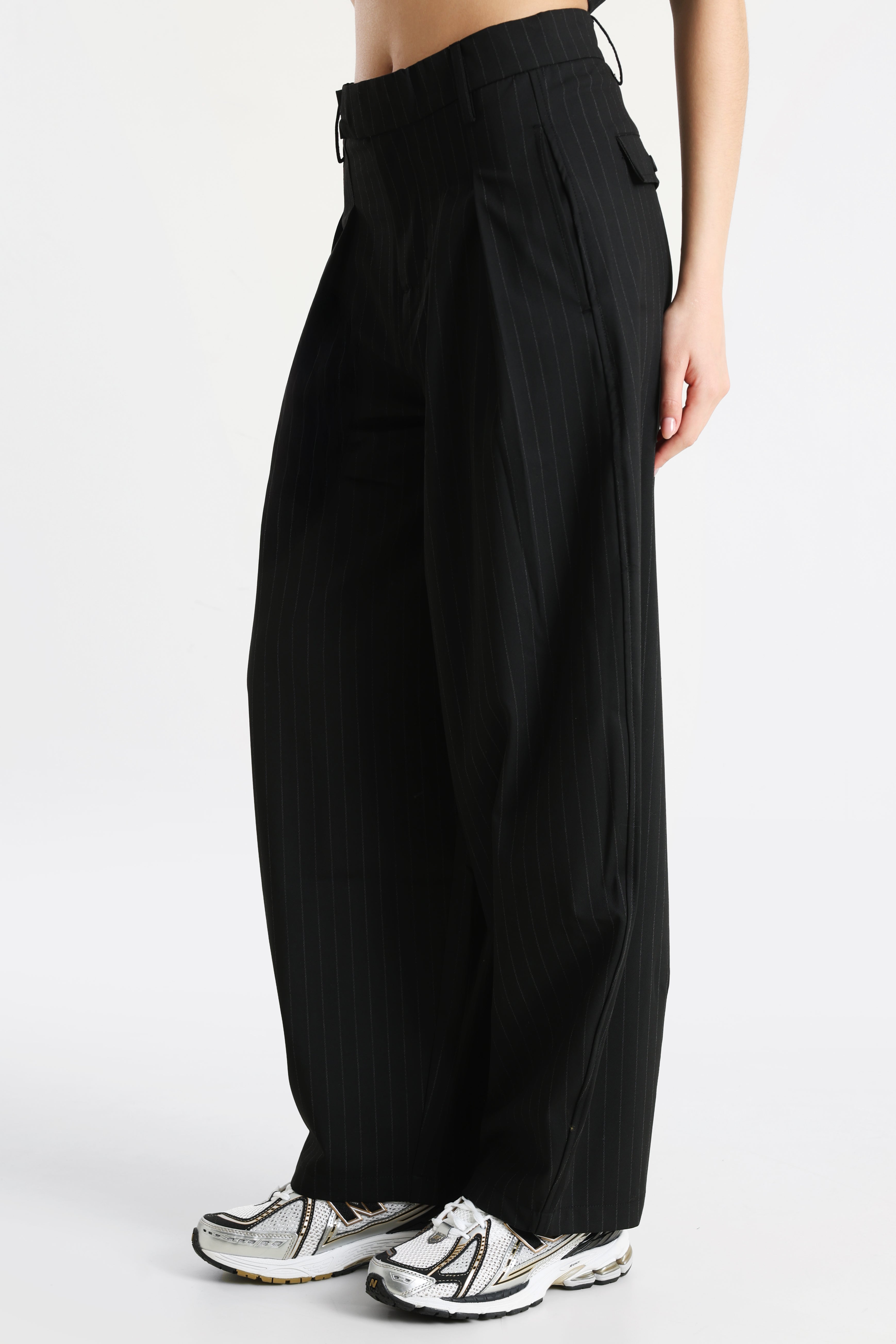 Barrel fit trousers in fabric - Black