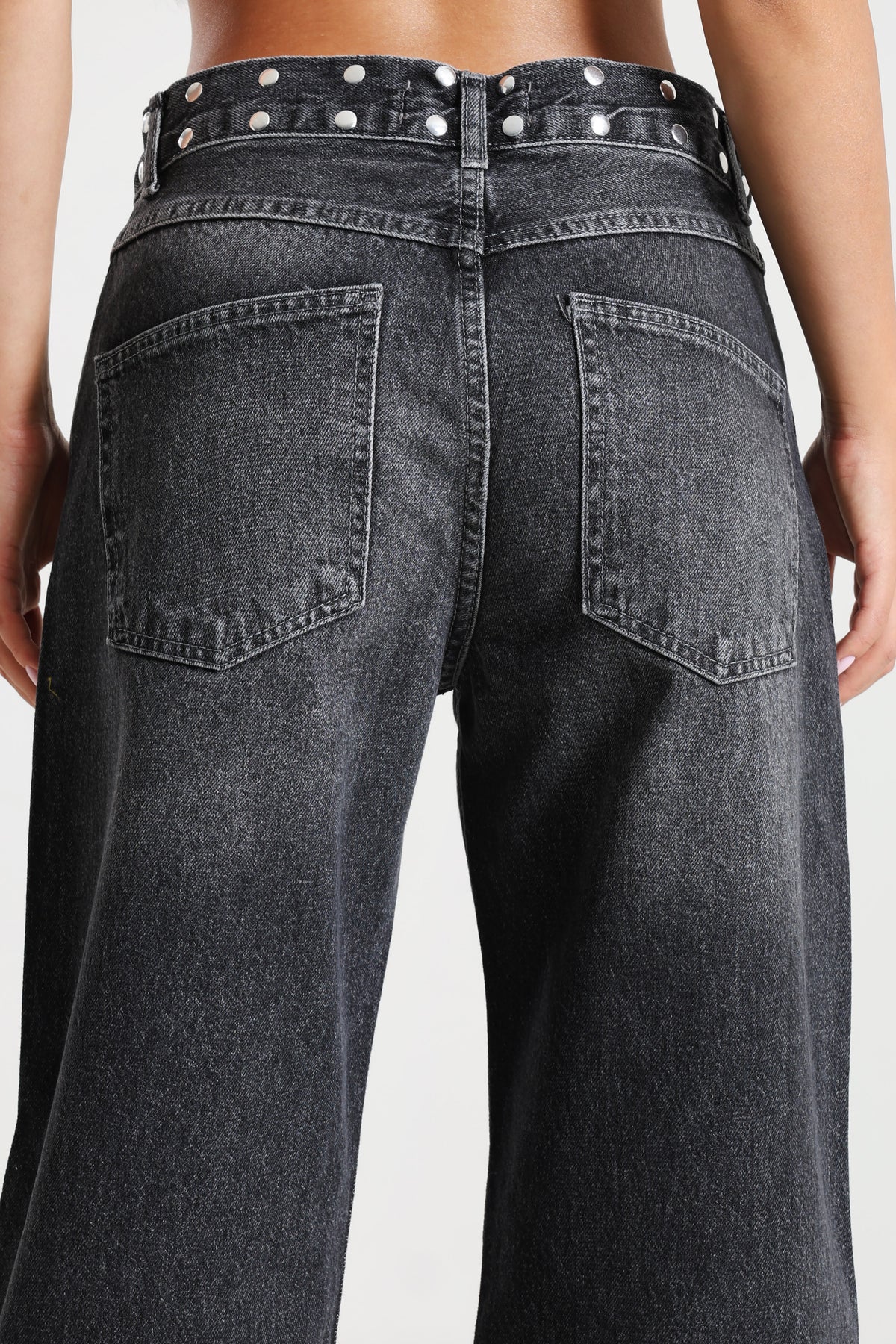 Loose Fit Jeans mit Nieten - Black Denim