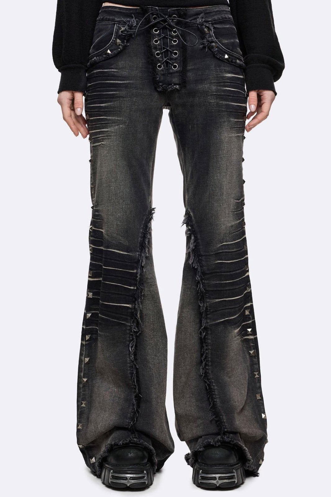 Dahlia Flare Jeans mit Nieten - Black Washed