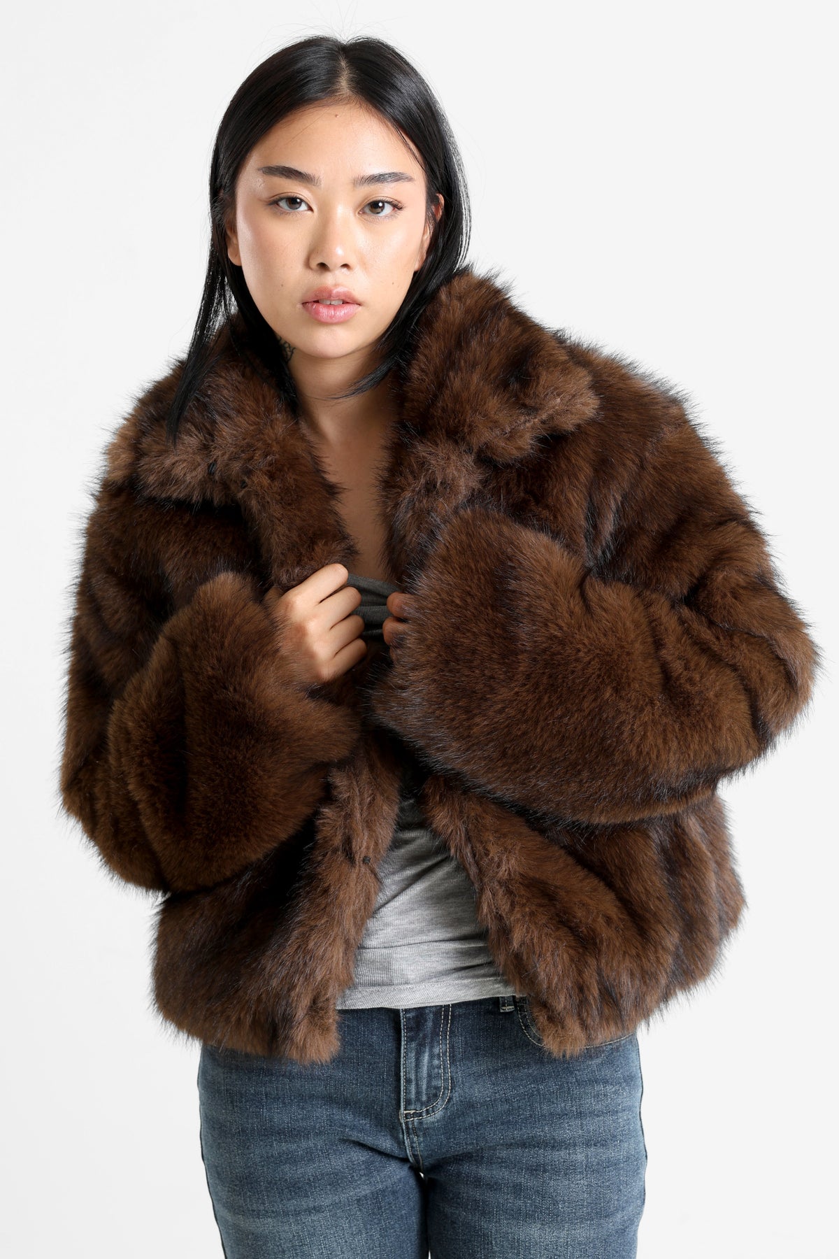 Manteau court en fourrure synthétique - Brun