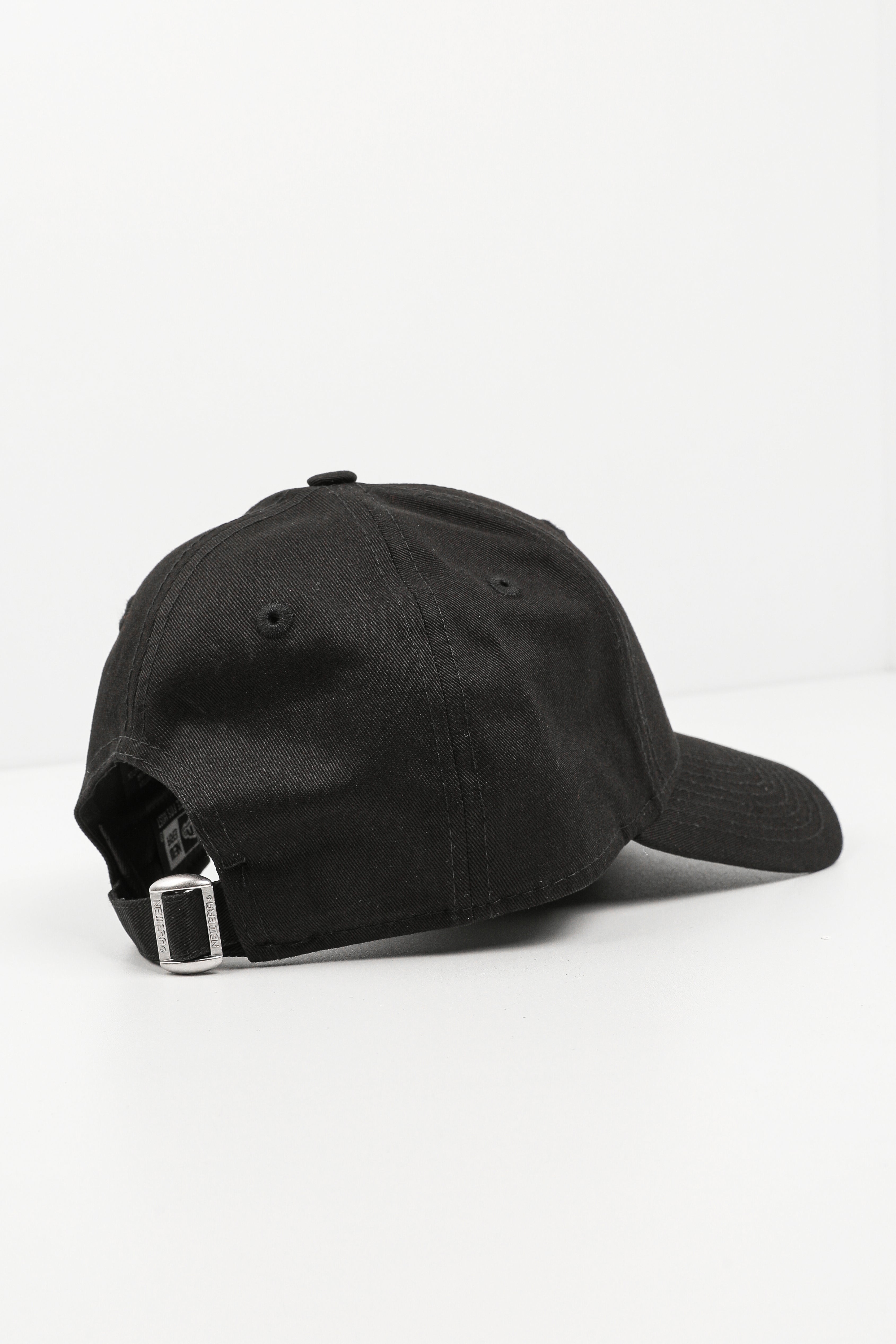 9Forty Cap / Strapback - Schwarz + Weiss