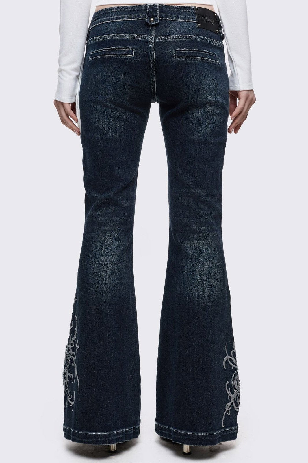 Lis Flare Jeans mit Nieten - Dark Blue Washed
