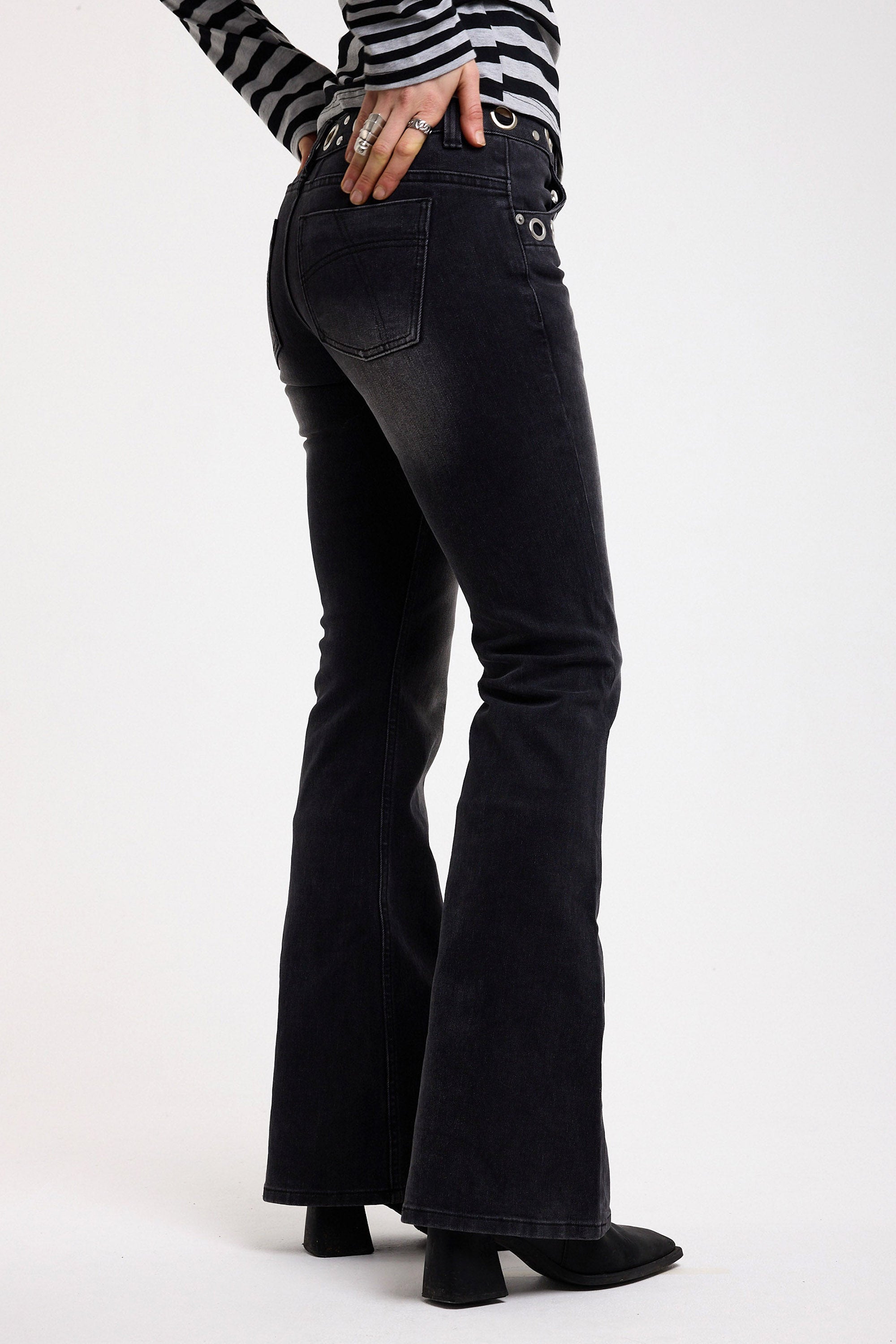 Grade Flare Jeans mit Nieten - Charcoal