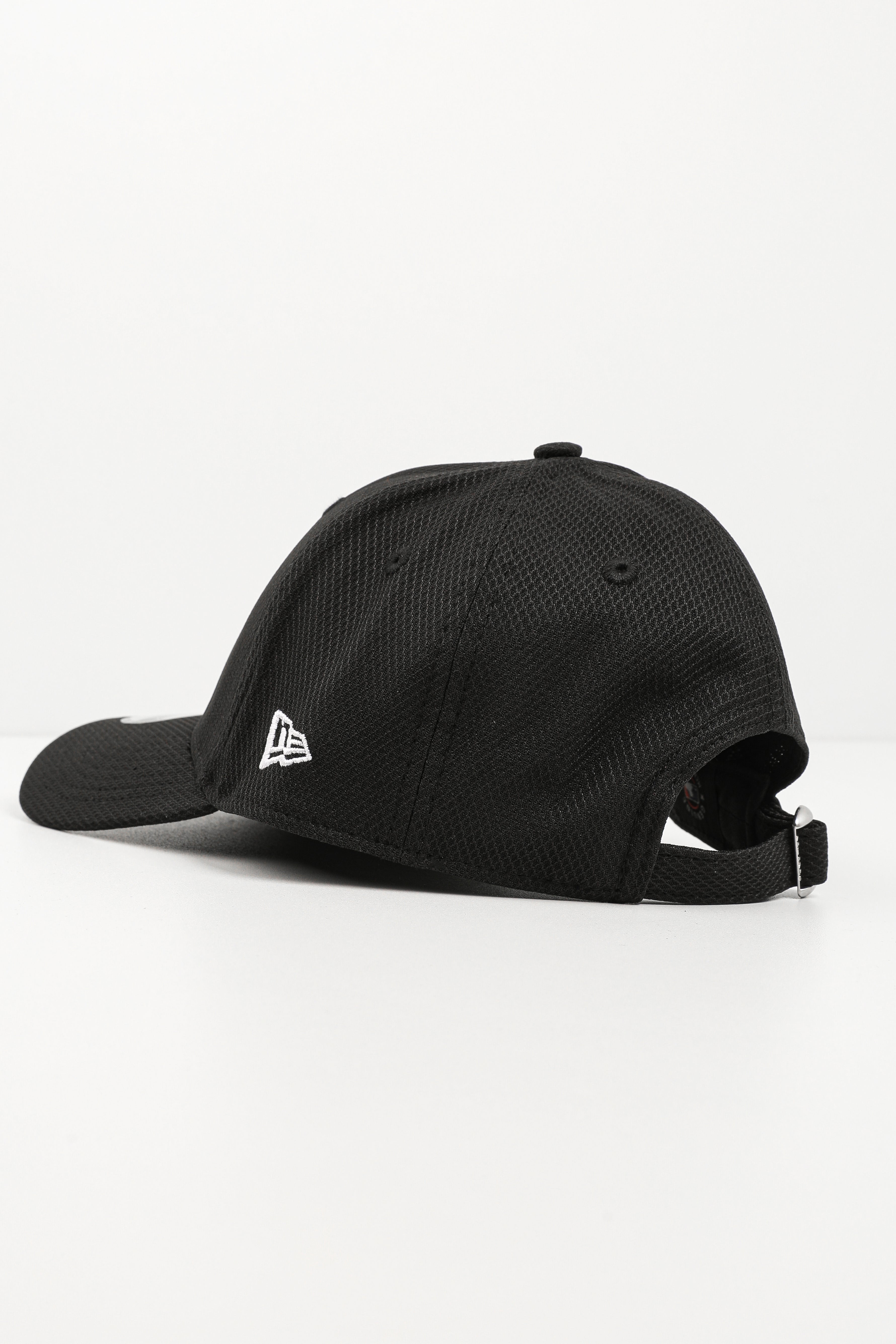 9Forty Cap / Strapback - Black + White