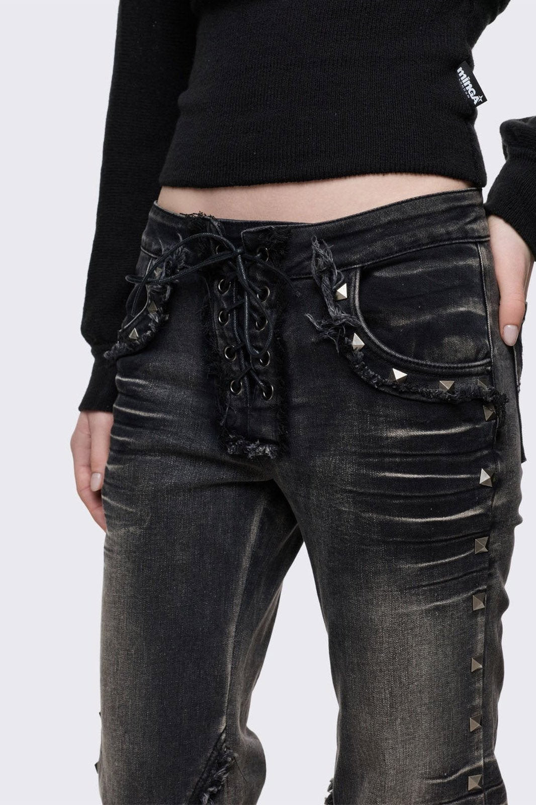 Dahlia Flare Jeans mit Nieten - Black Washed