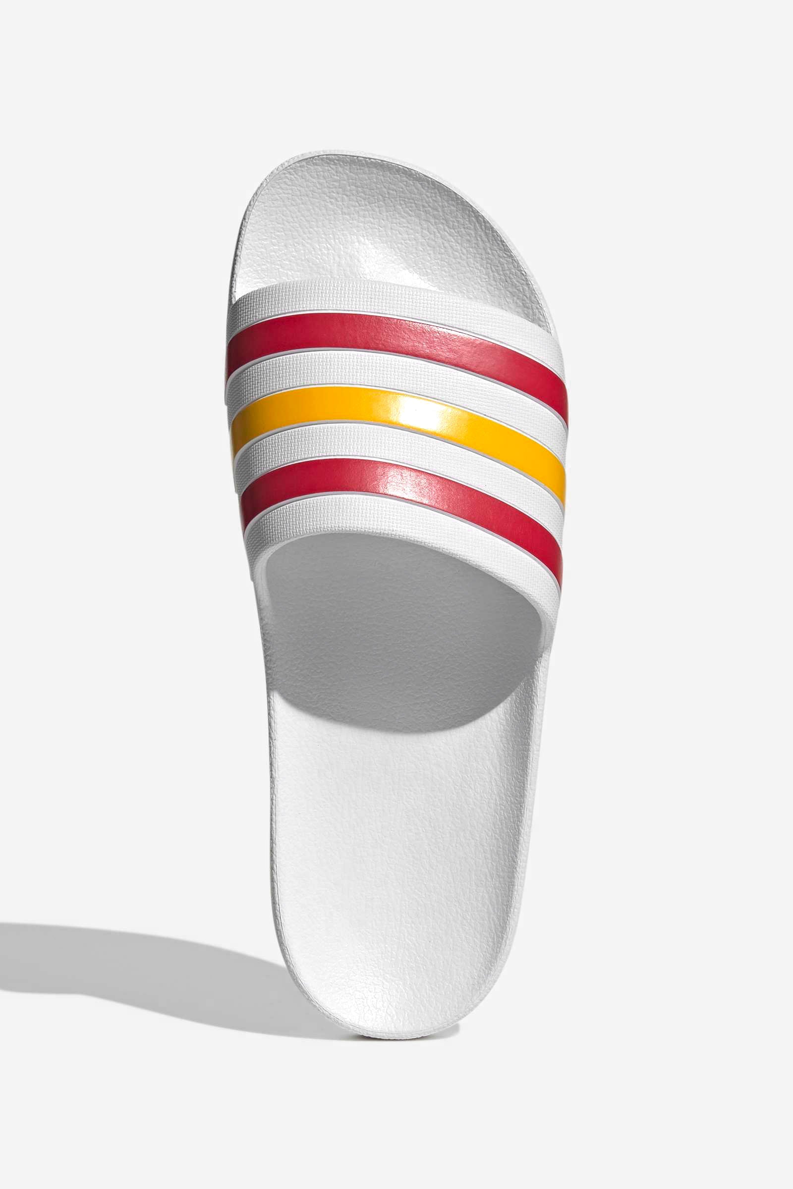 Adilette Aqua Pantoletten - Footwear White + Team Power Red + Crew Yellow