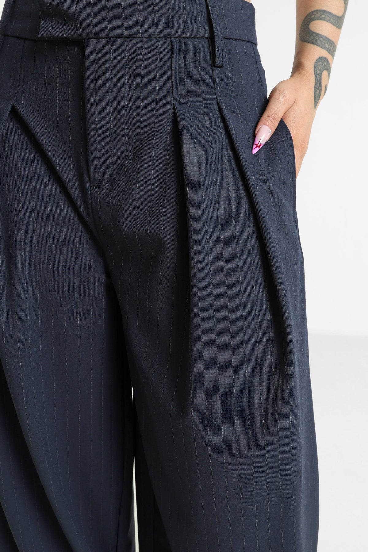 Pantalon barrel fit en tissu - Bleu marine + Blanc