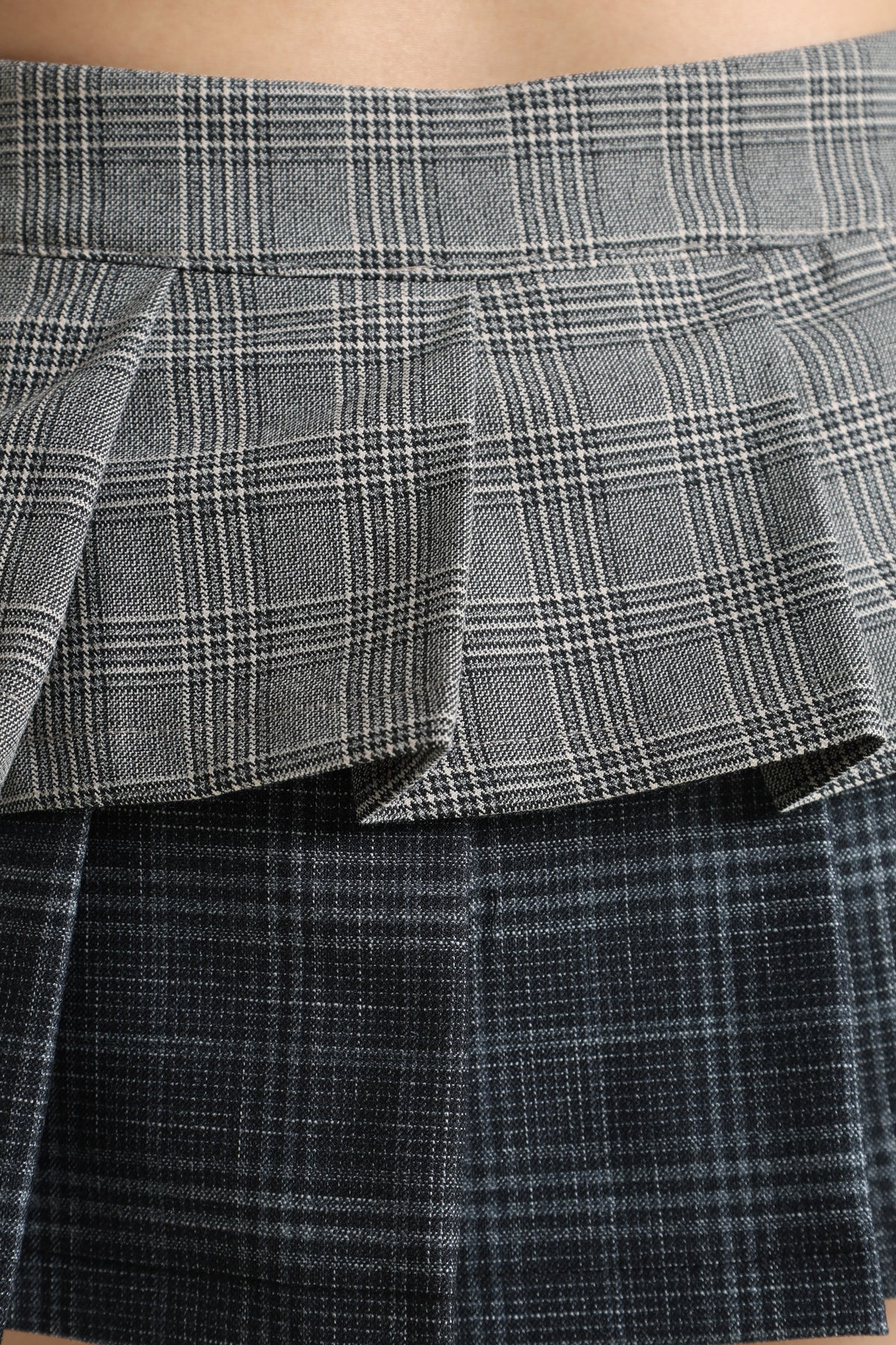 Mini jupe plissée avec short intégré - Gris + Noir