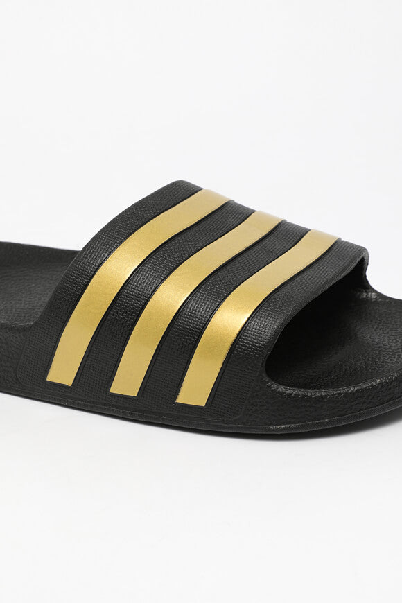 Adilette Aqua Pantoletten - Core Schwarz + Goldfarbe