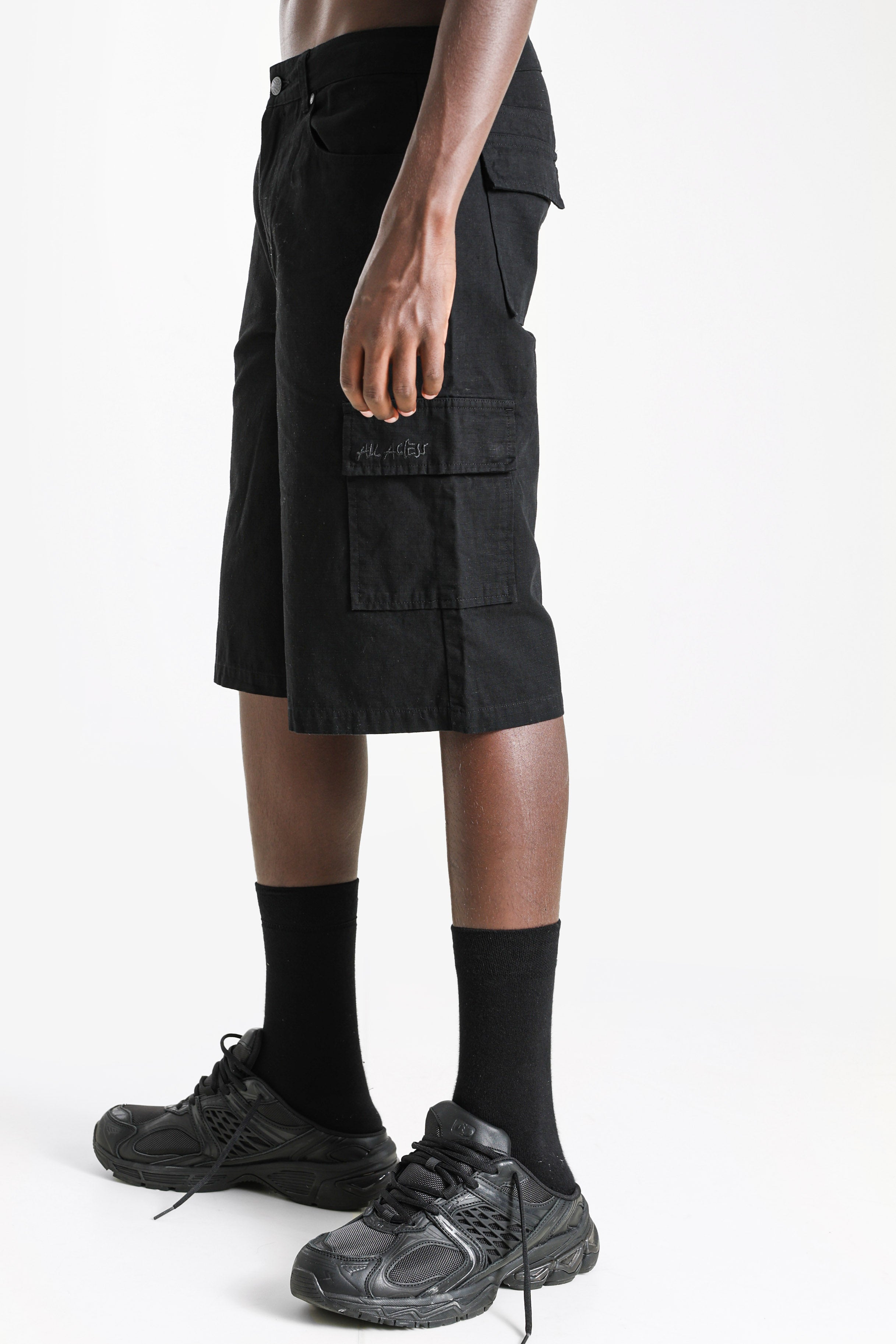 Cargo Bermuda shorts in fabric - Black