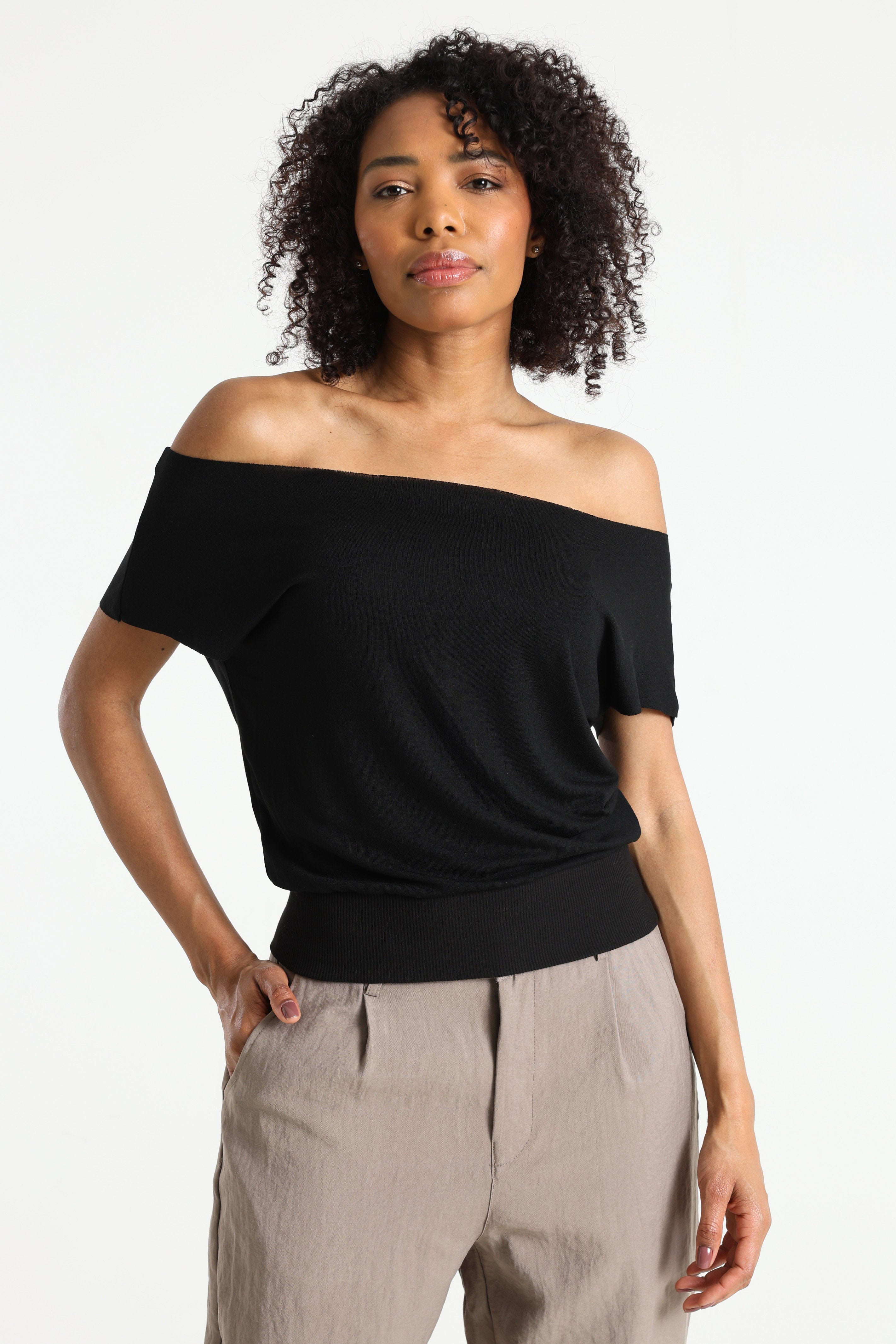 T-shirt scollata sulle spalle - Nero
