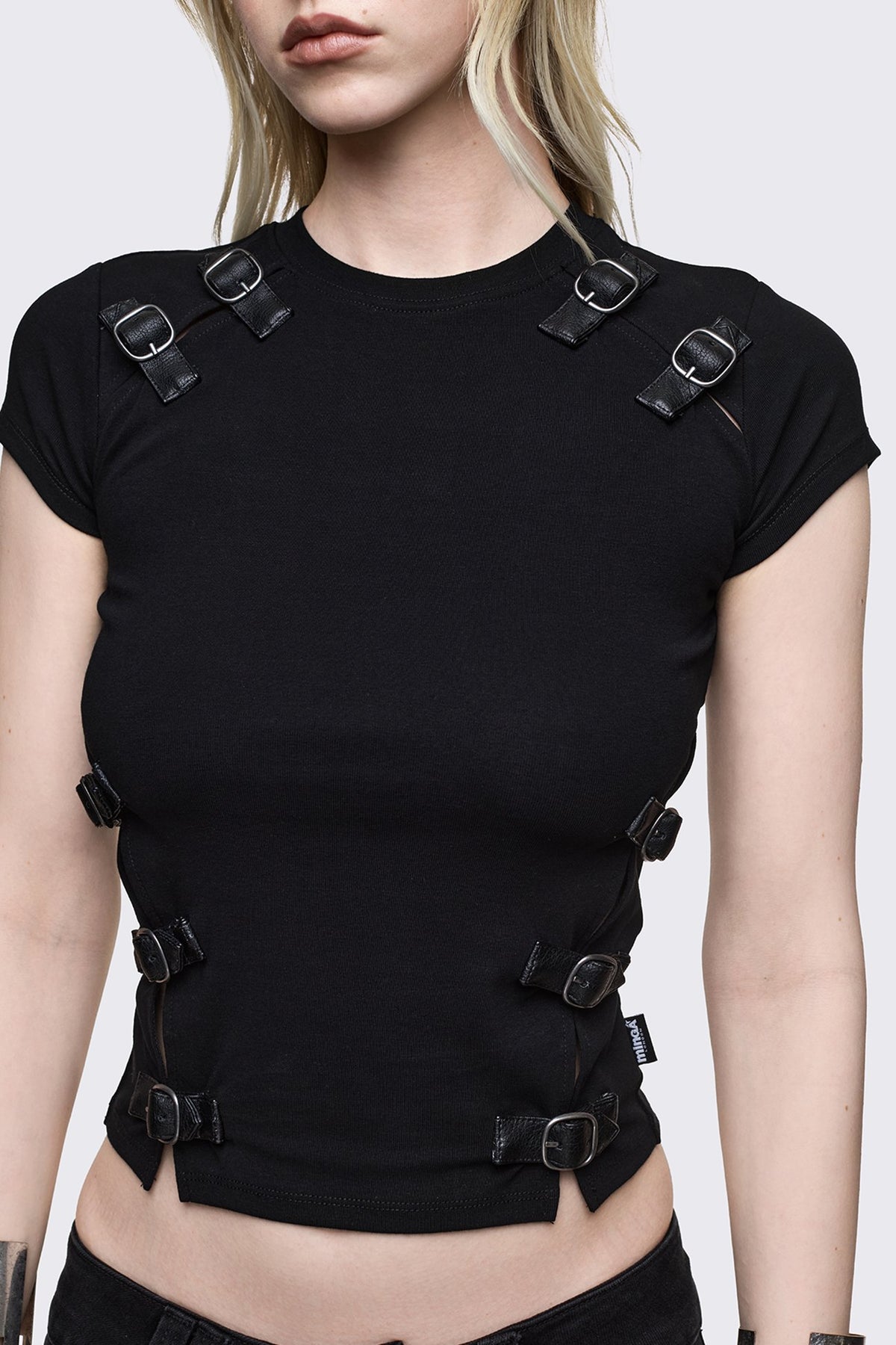 Oblivion Buckle Cut Out cropped t-shirt - Black