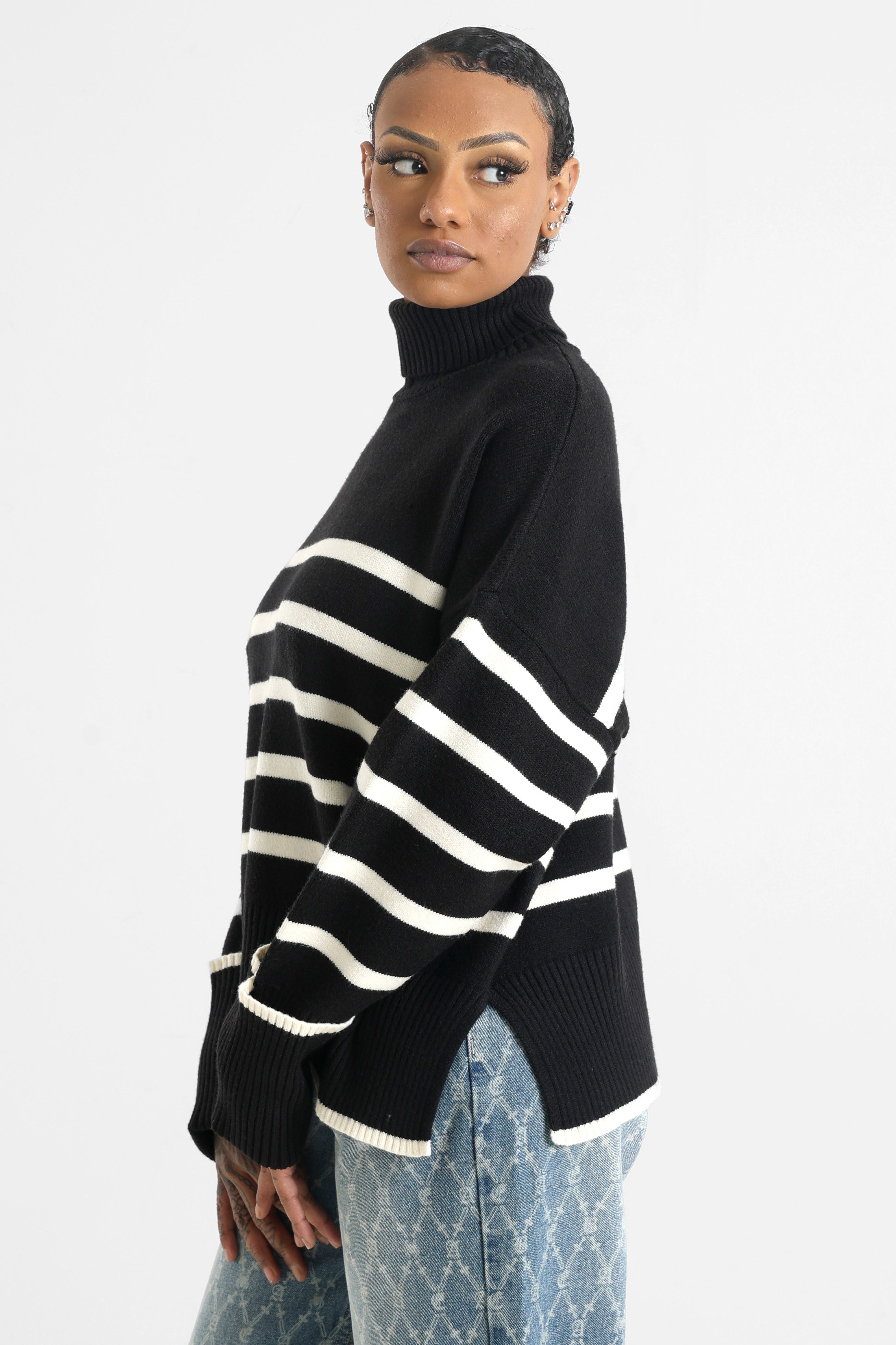 Pull ample à col roulé - Noir + Ecru