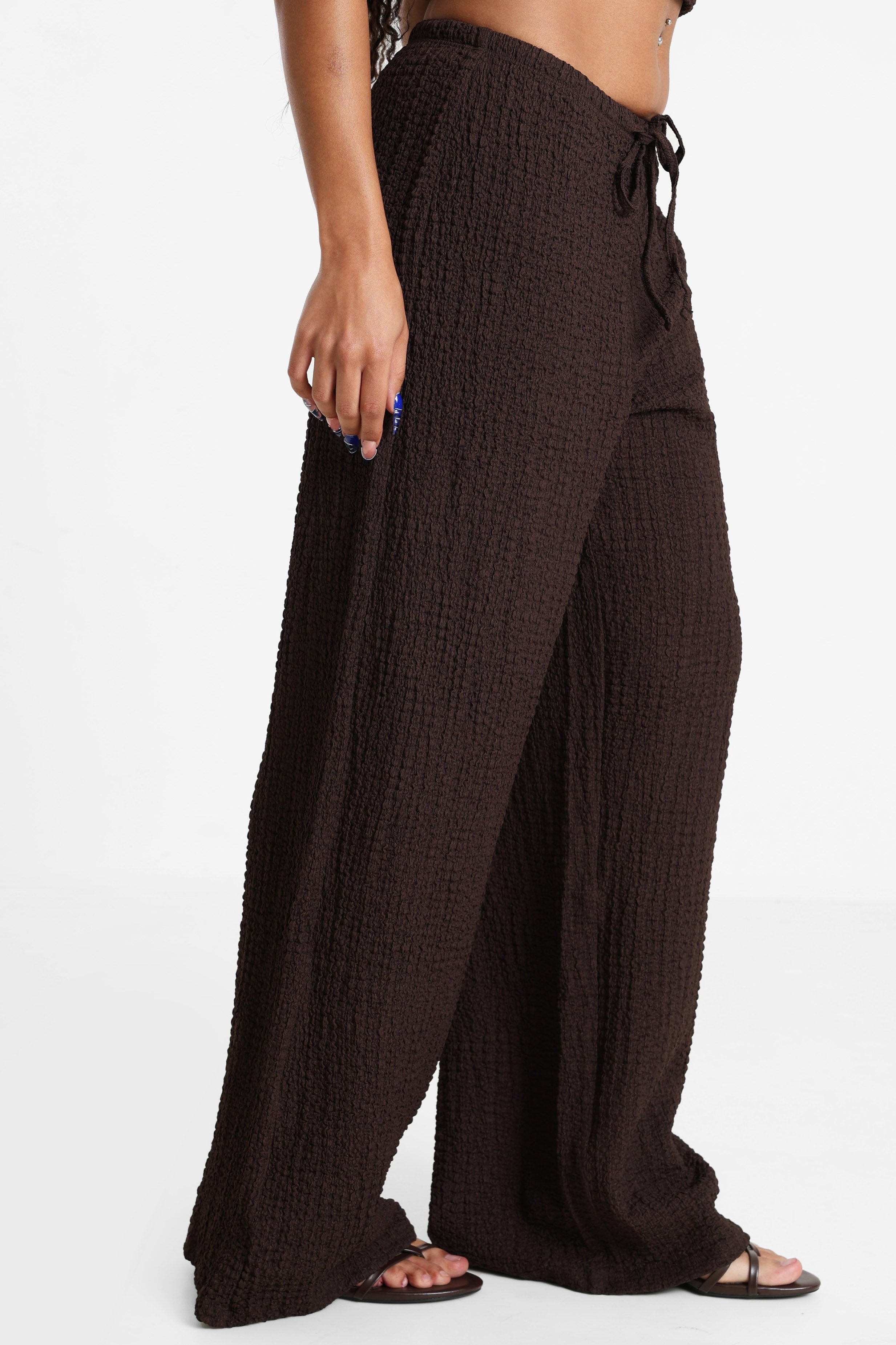 ONLERIKKA pantalon wide leg froissé - Coffee Bean