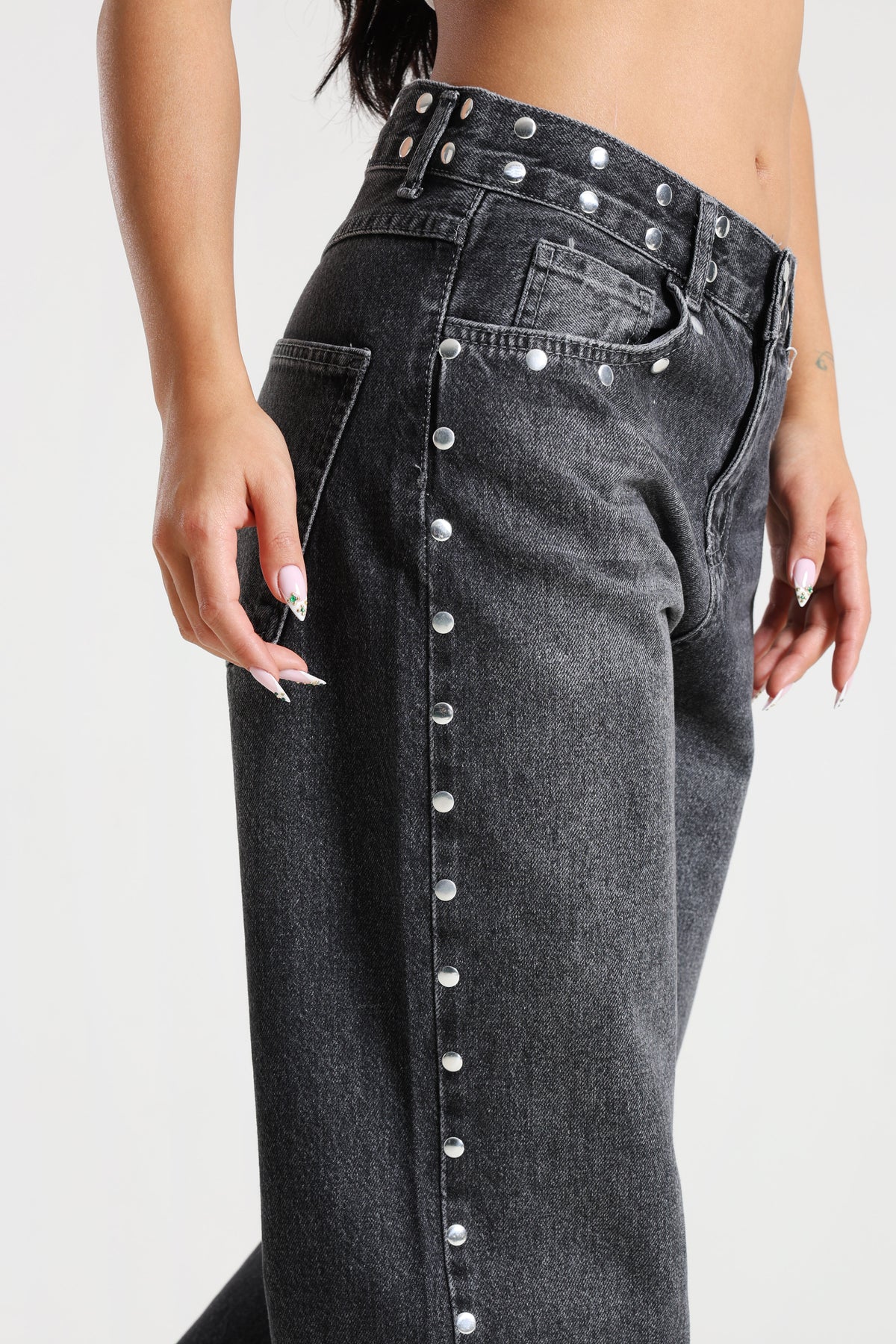 Loose Fit Jeans mit Nieten - Black Denim
