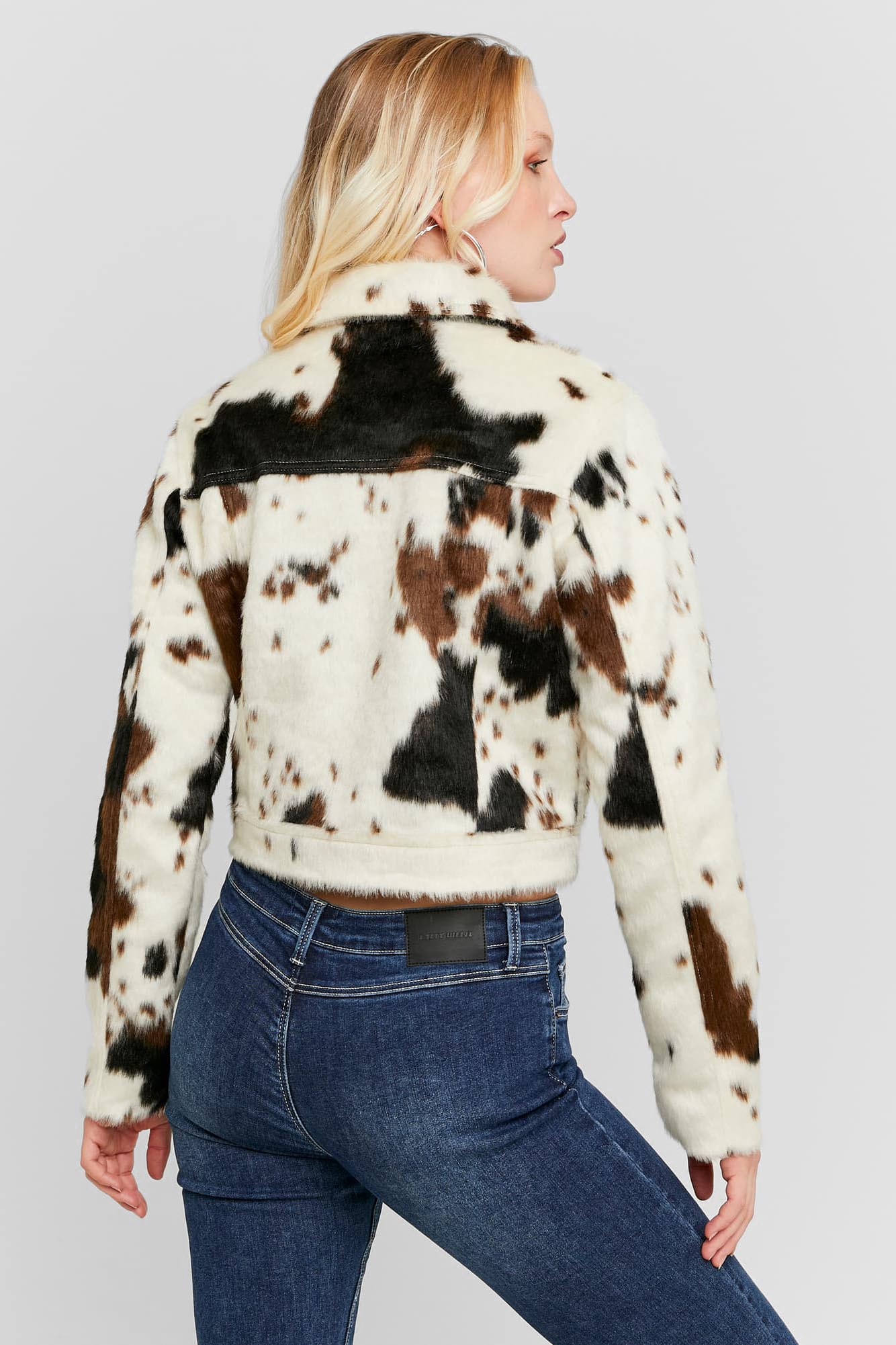 Kurze Kunstpelzjacke - Cream + Brown