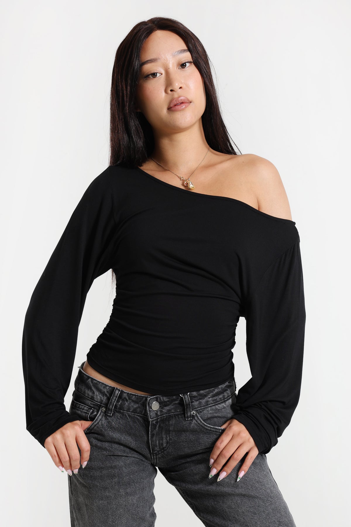 Short off-shoulder shirt with long sleeves - Black