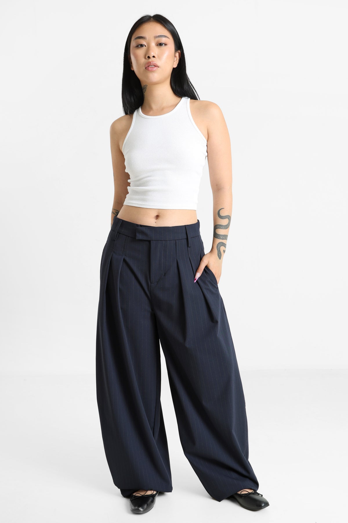 Pantalon barrel fit en tissu - Bleu marine + Blanc
