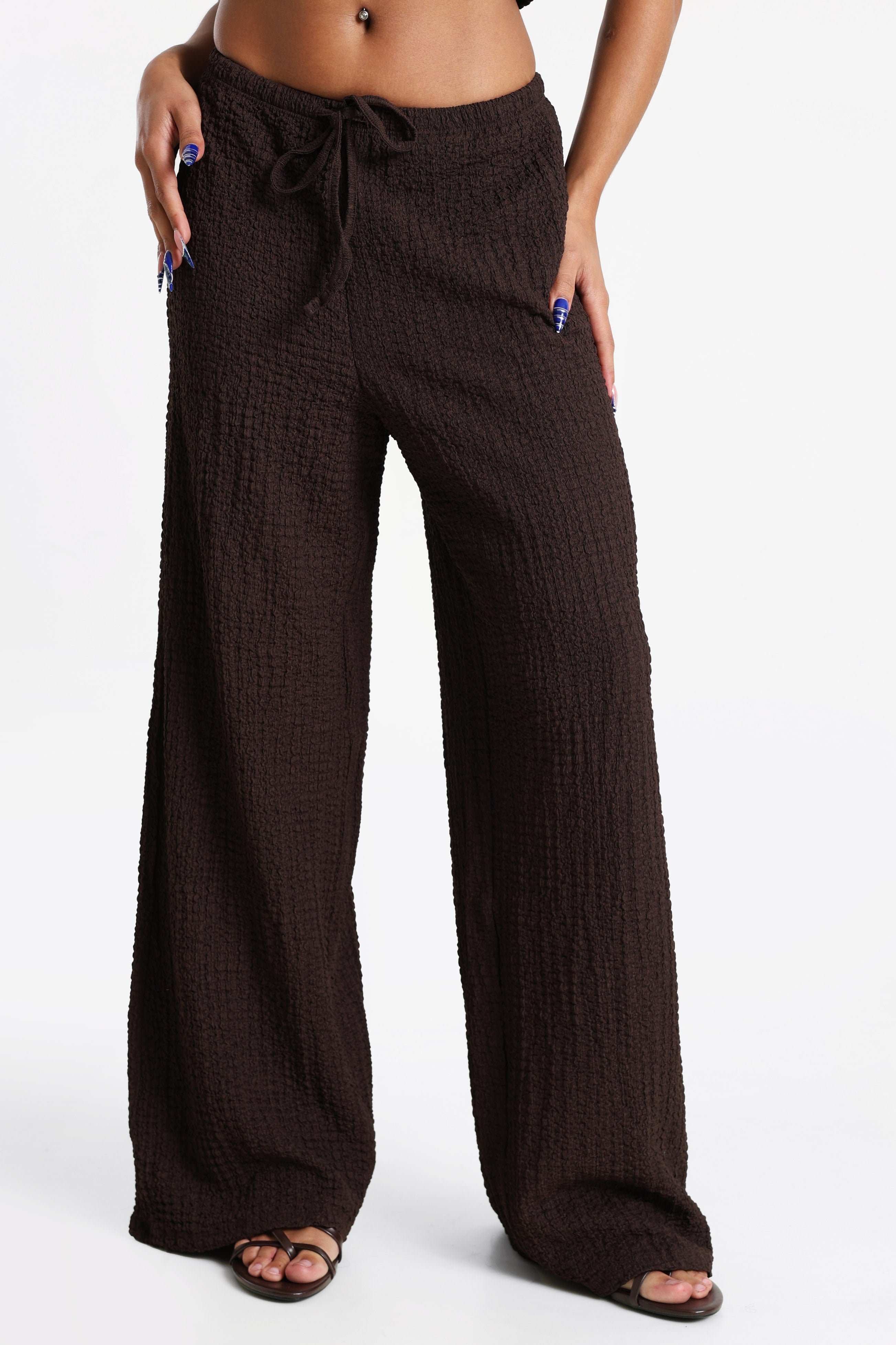 ONLERIKKA pantalon wide leg froissé - Coffee Bean