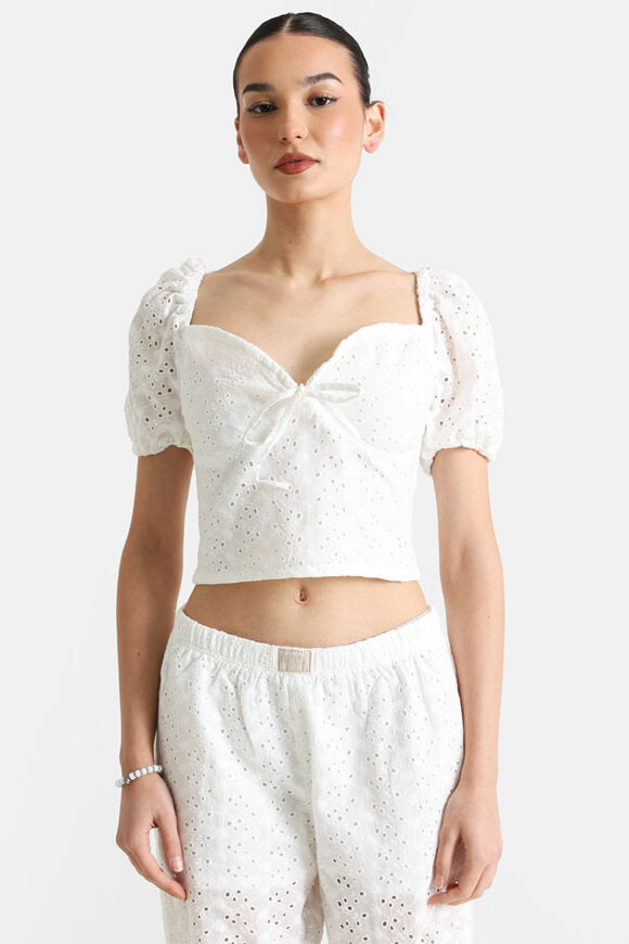 T-shirt off-shoulder con motivo traforato - Offwhite