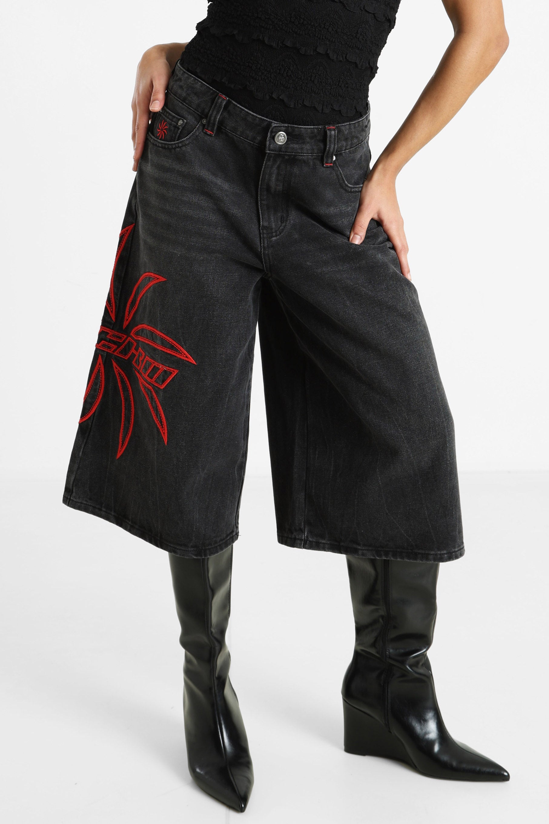 Jeansshorts - Schwarz + Rot